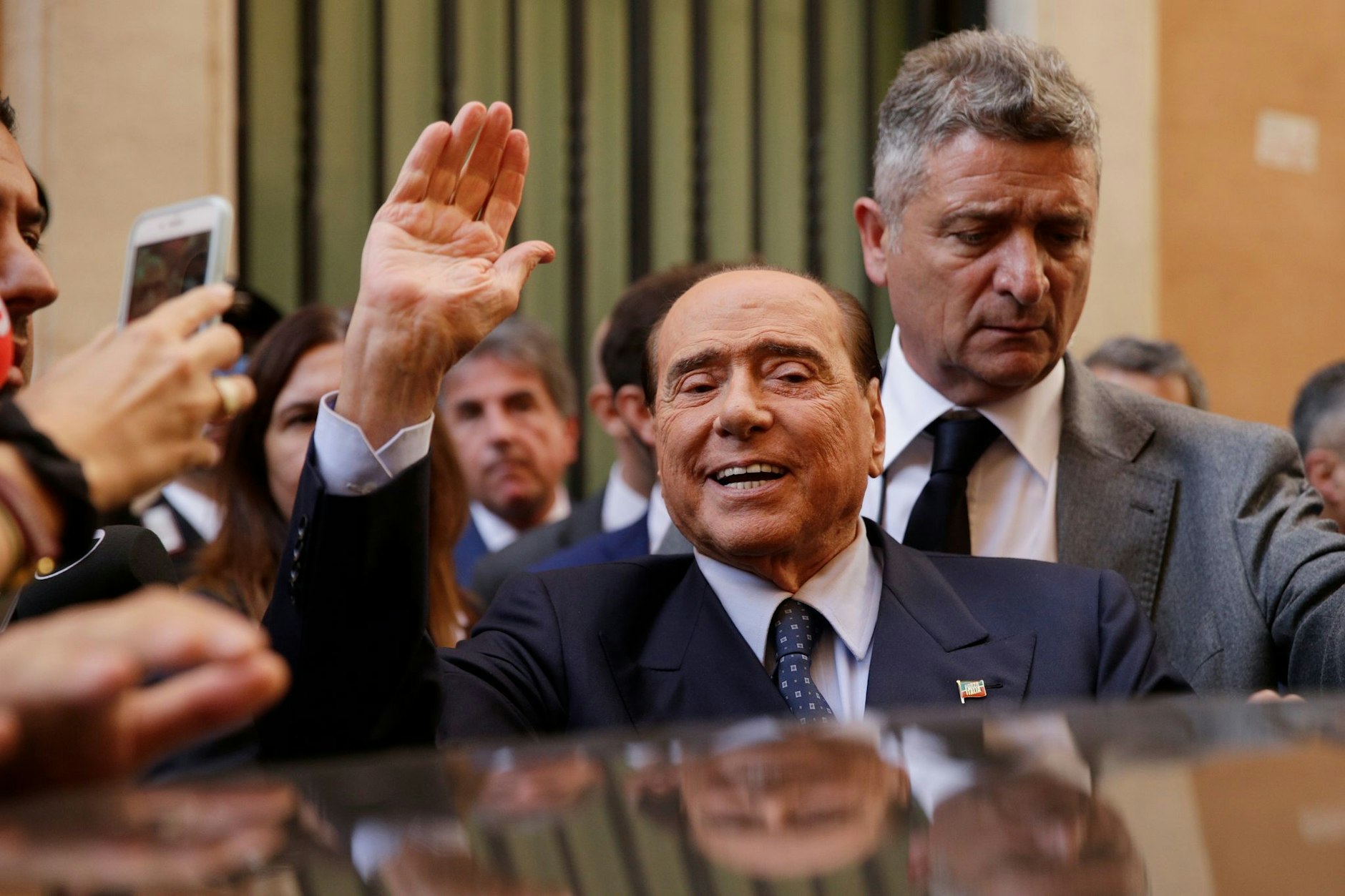 Italiens Ex-Ministerpräsident Silvio Berlusconi wird von der Presse umringt.&nbsp;