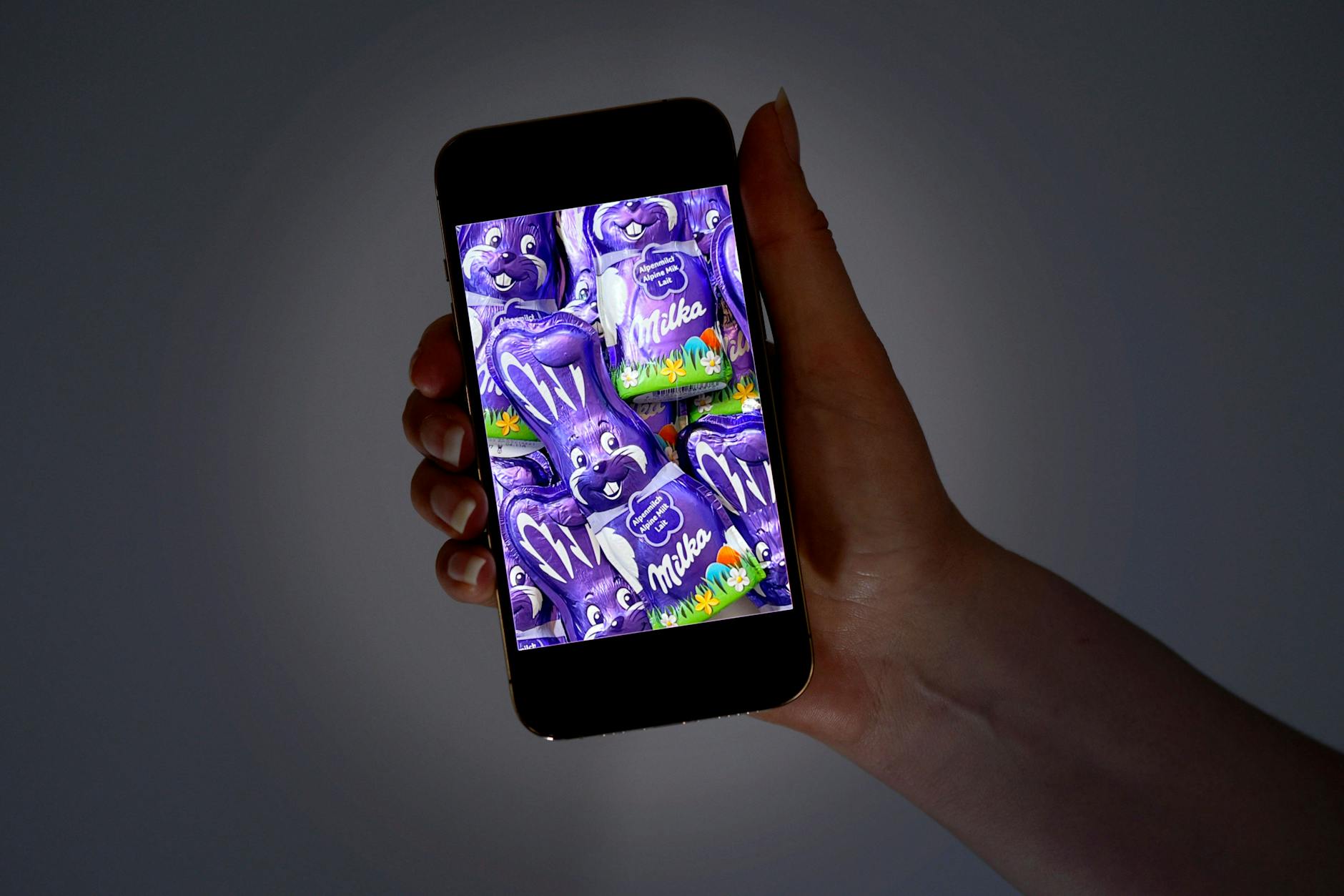 Übergriffige Werbung oder Gewinnspiele breiten sich über den Homescreen aus: Malware verbreitet sich oft über Apps oder faule Webseiten.