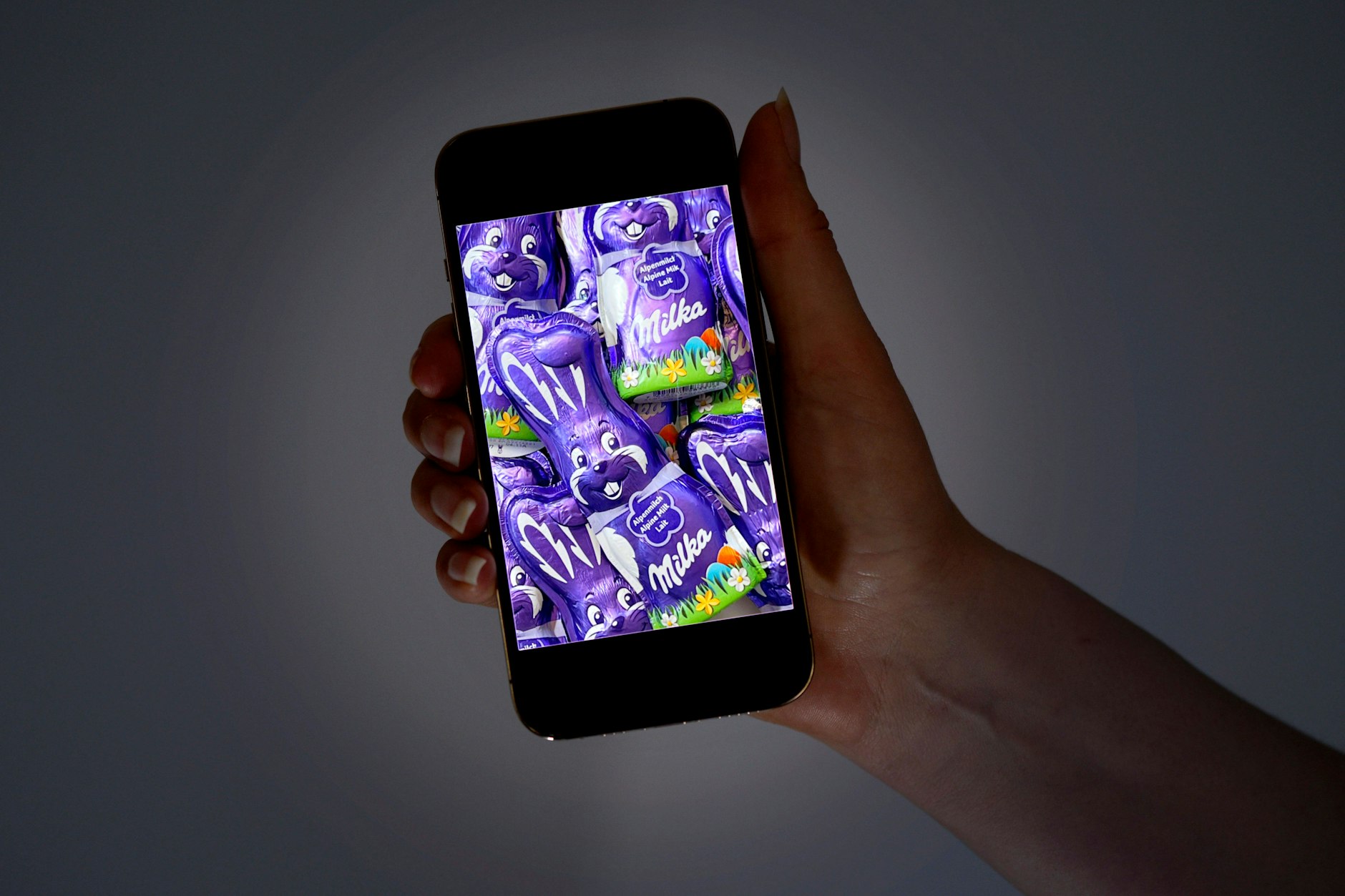 Übergriffige Werbung oder Gewinnspiele breiten sich über den Homescreen aus: Malware verbreitet sich oft über Apps oder faule Webseiten.