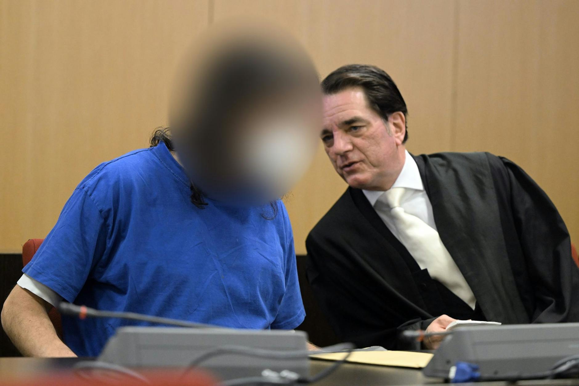 Der Angeklagte (l) unterhält sich mit seinem Anwalt Marcus Hertel vor Prozessbeginn. Weil er einen bayerischen Binnenschiffer erschlagen haben soll, muss sich ein Obdachloser in Düsseldorf vor Gericht verantworten. - Nutzung nur nach schriftlicher Vereinbarung mit der dpa