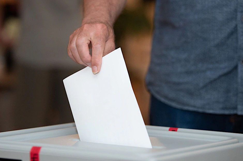 Ein Wähler wirft in einem Wahllokal seinen Stimmzettel in die Wahlurne.&nbsp;