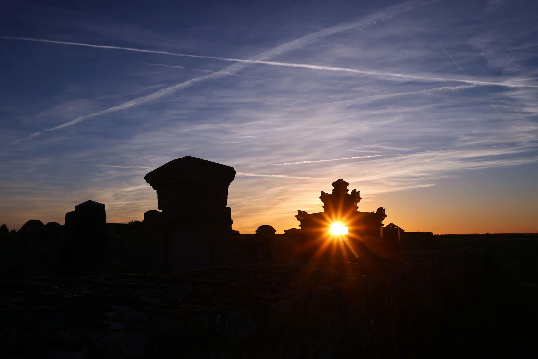 Friedhof im Abendlicht: Der Tod beschäftigt die Menschen seit jeher. Und manche glauben, dass sie die Unsterblichkeit erreichen können.