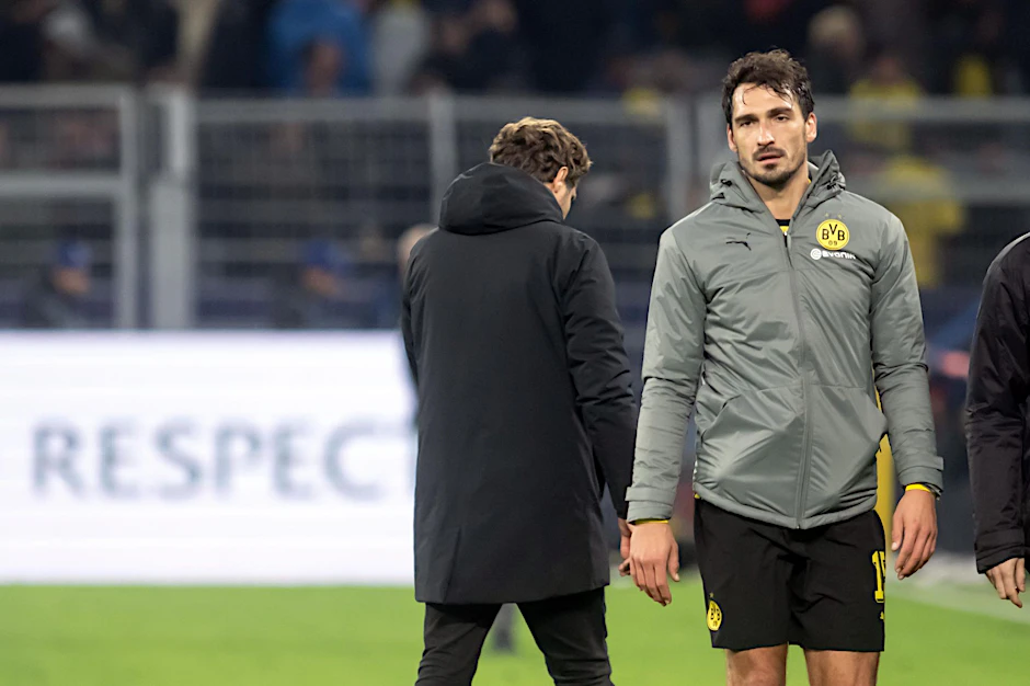 Dortmunds Trainer Edin Terzic (l) und Mats Hummels nach dem Spiel gegen Sevilla.  