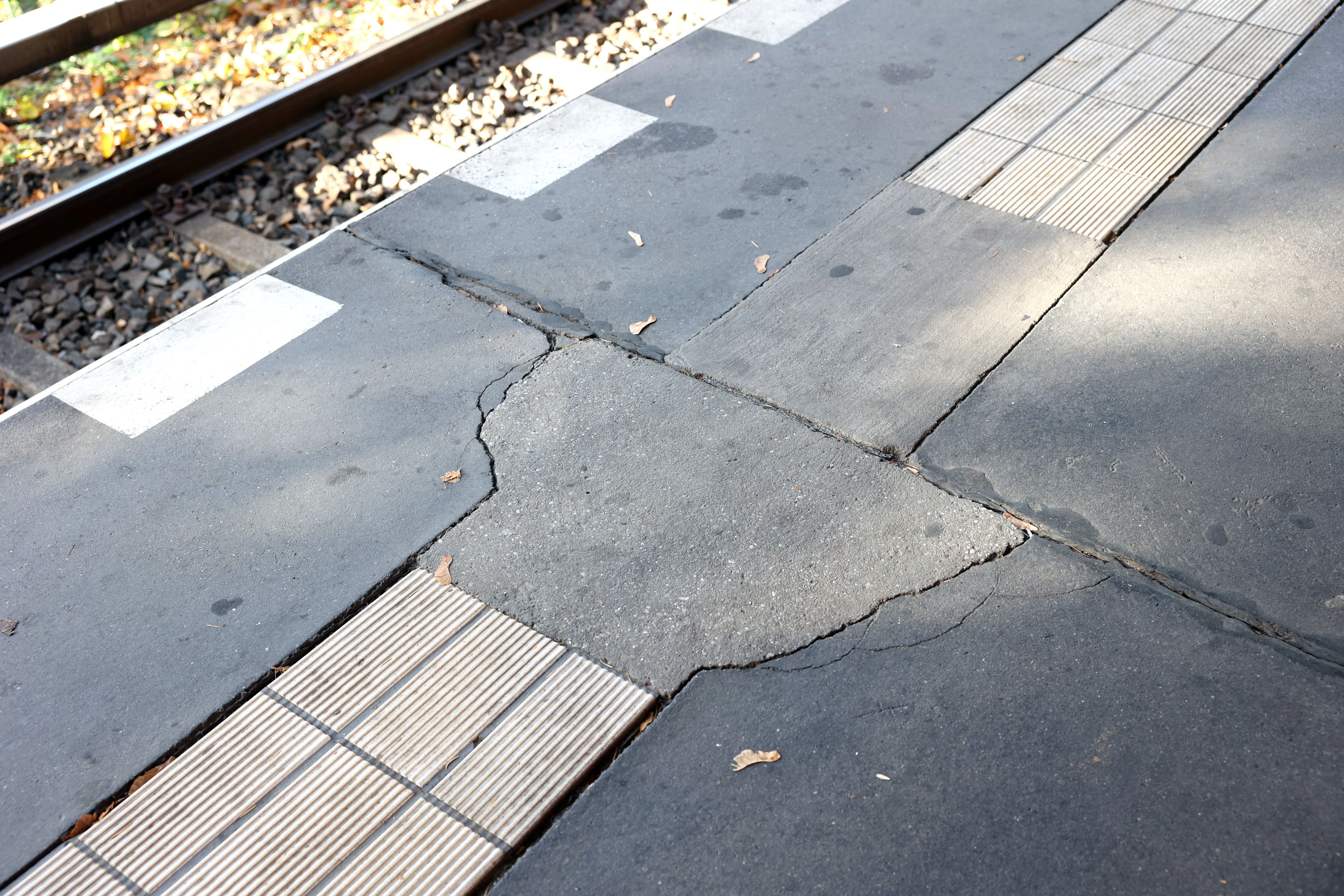 Risse im Bodenbelag des Bahnsteigs im U-Bahnhof Scharnweberstraße. Die U6 gilt als betriebssicher. Doch Schäden wie diese zeigen: Die Anlage muss saniert werden.
