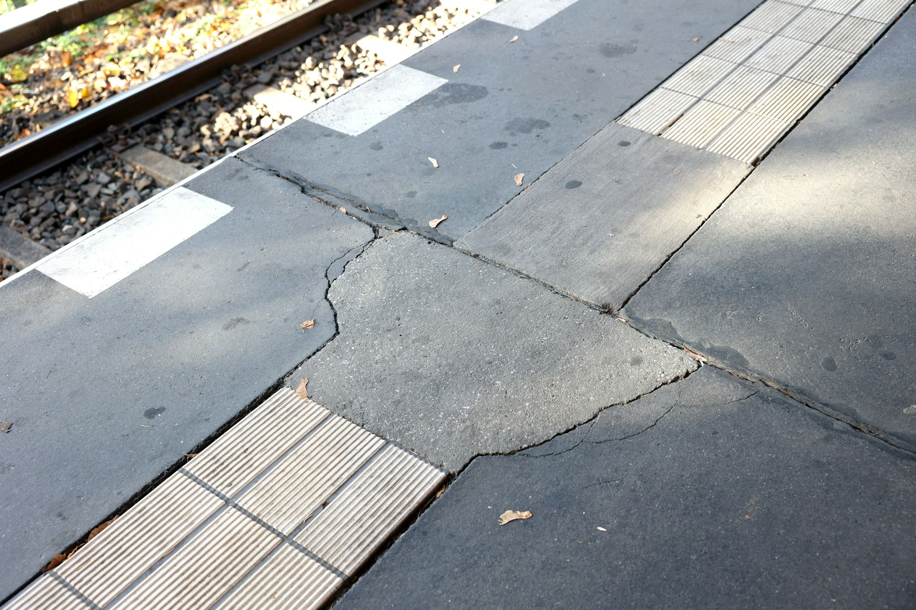 Risse im Bodenbelag des Bahnsteigs im U-Bahnhof Scharnweberstraße. Die U6 gilt als betriebssicher. Doch Schäden wie diese zeigen: Die Anlage muss saniert werden.