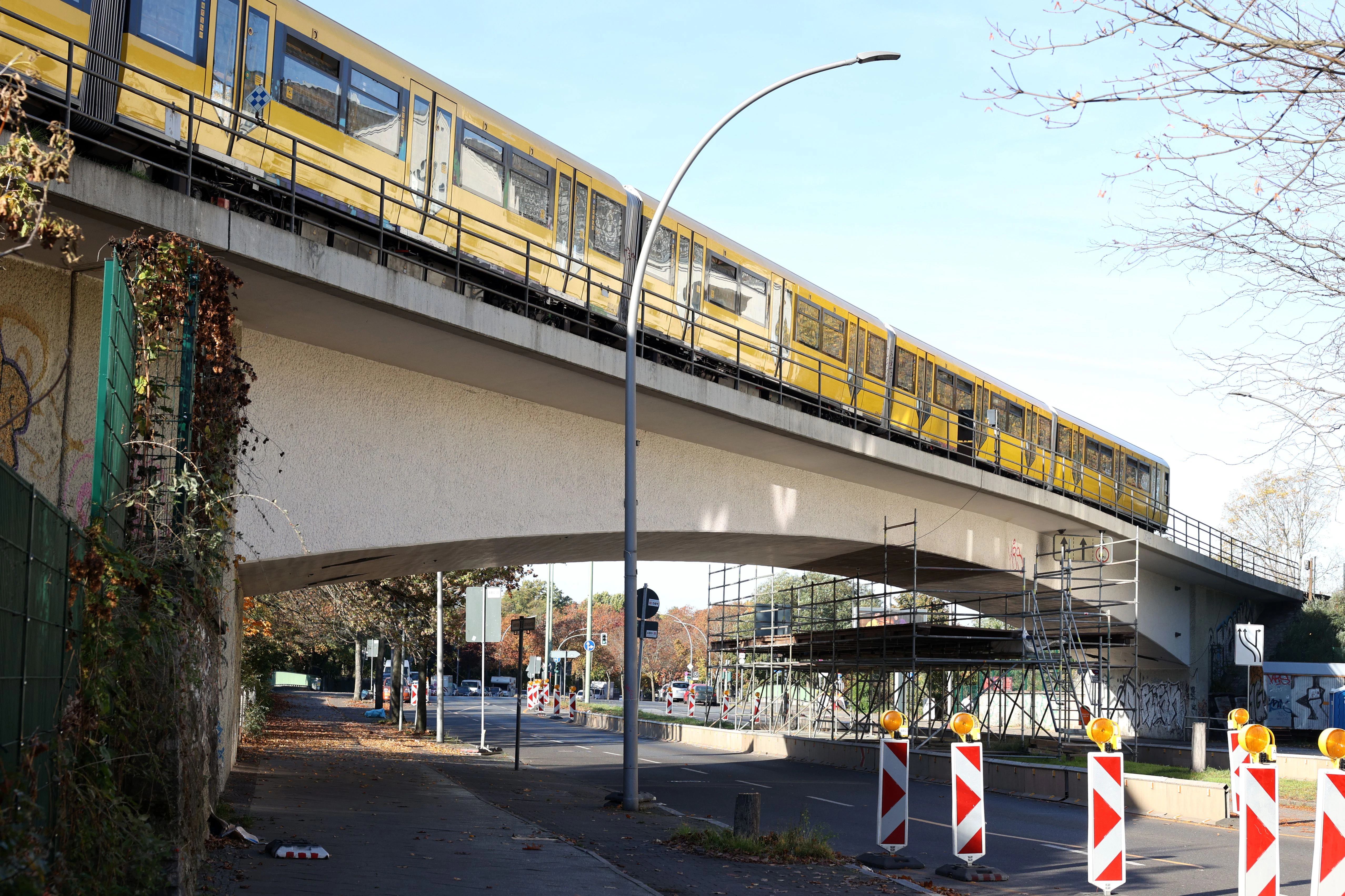 Problemzone Nummer eins auf dem Nordabschnitt der U6: die Spannbetonbrücke über der Seidelstraße. Sie entsteht neu als Stahlbrücke mit Stützweiten von 48 und 35 Metern sowie einer lichten Höhe von 4,60 Meter.