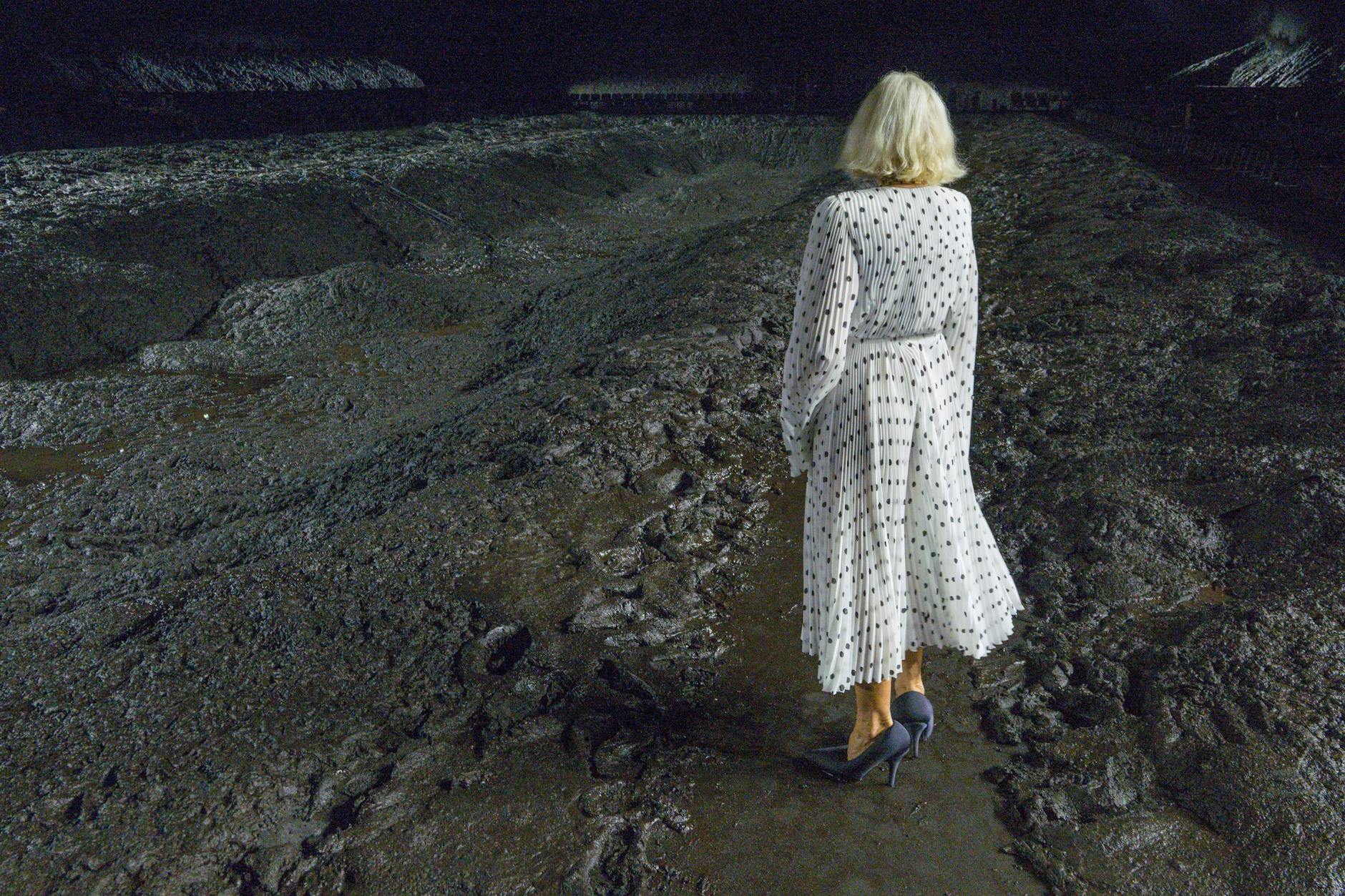 Matsch und Moleküle: Sissel Tolaas nach der Balenciaga-Show Anfang Oktober im Parc des Expositions in Villepinte. 