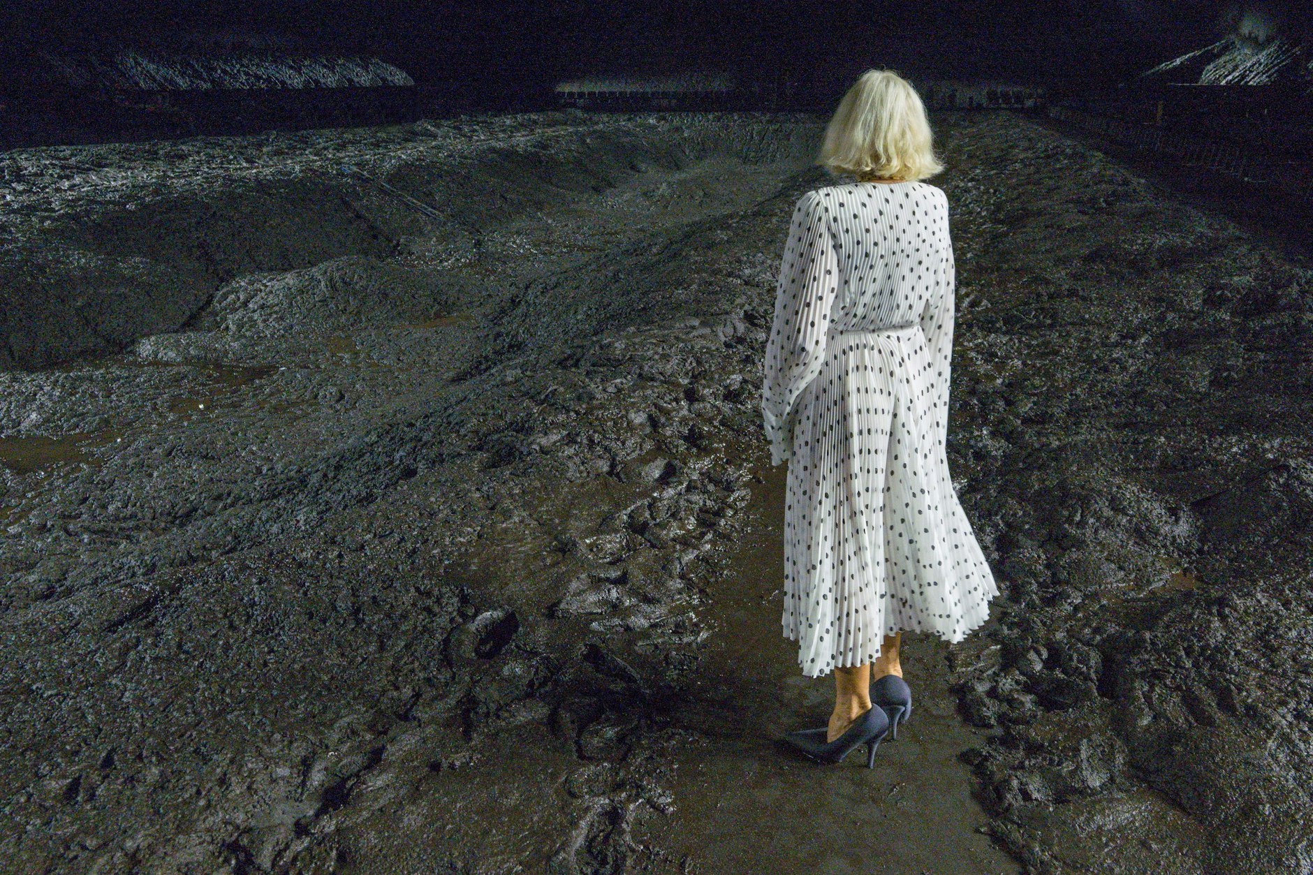 Matsch und Moleküle: Sissel Tolaas nach der Balenciaga-Show Anfang Oktober im Parc des Expositions in Villepinte.&nbsp;