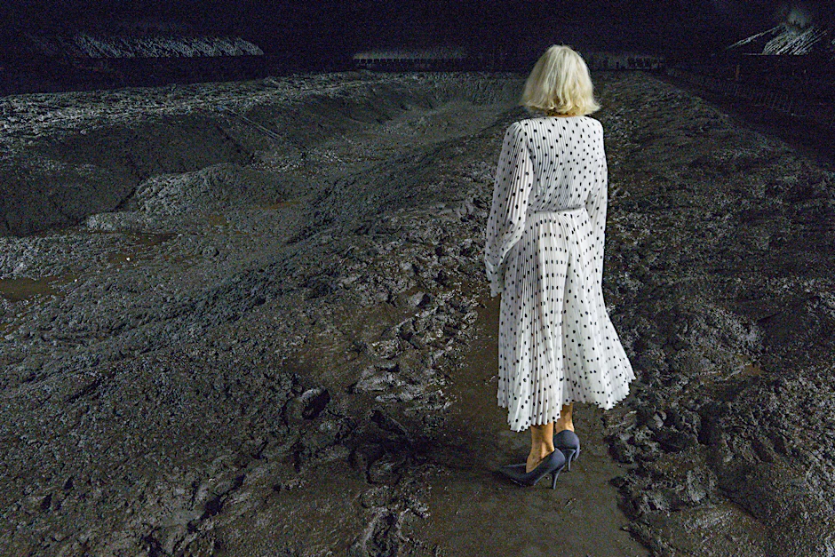 Matsch und Moleküle: Sissel Tolaas nach der Balenciaga-Show Anfang Oktober im Parc des Expositions in Villepinte.&nbsp;