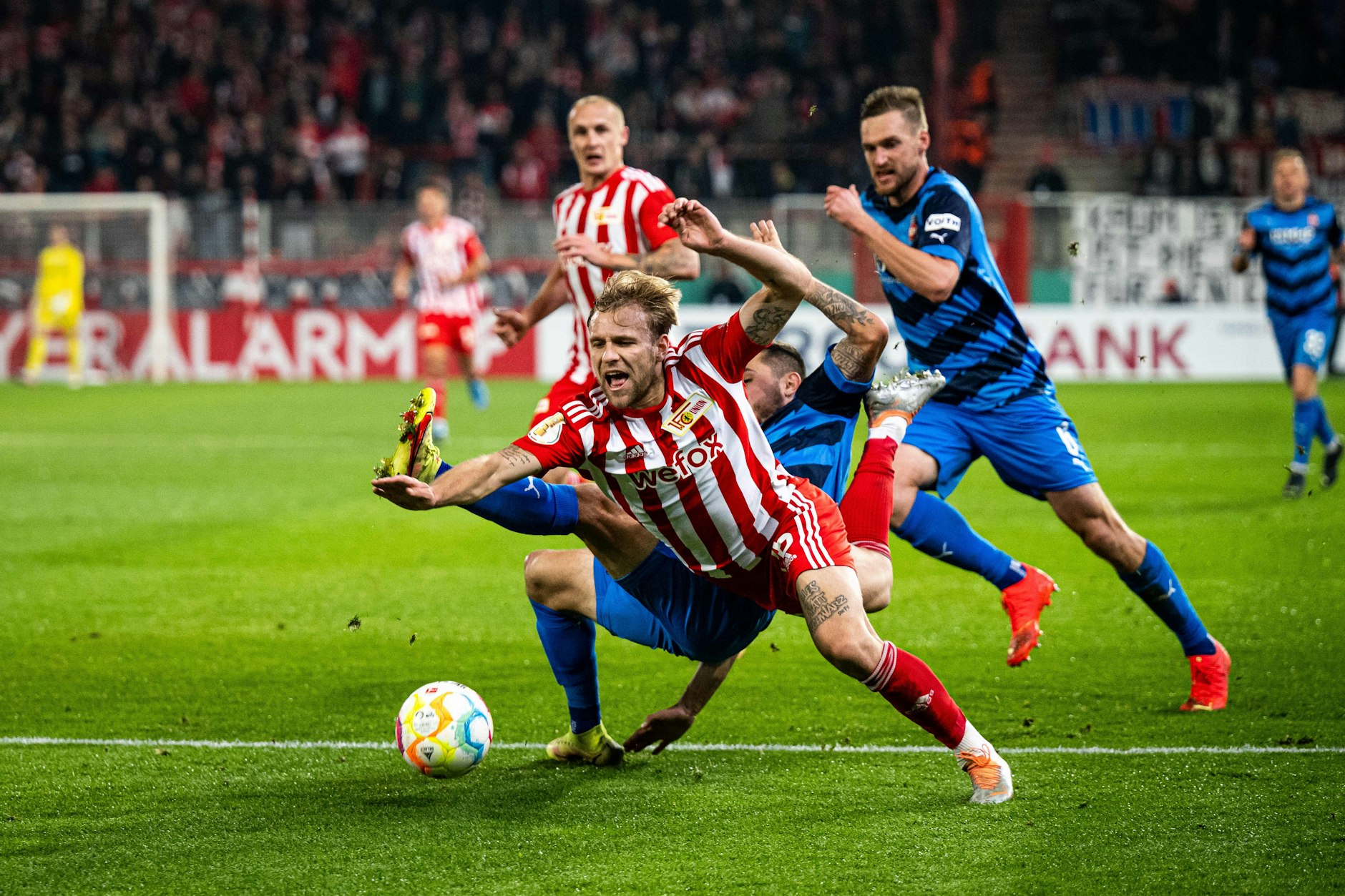 Unions Tymoteusz Puchacz wird gegen Heidenheim unsanft gebremst. Einen Strafstoß gab es dennoch nicht. 