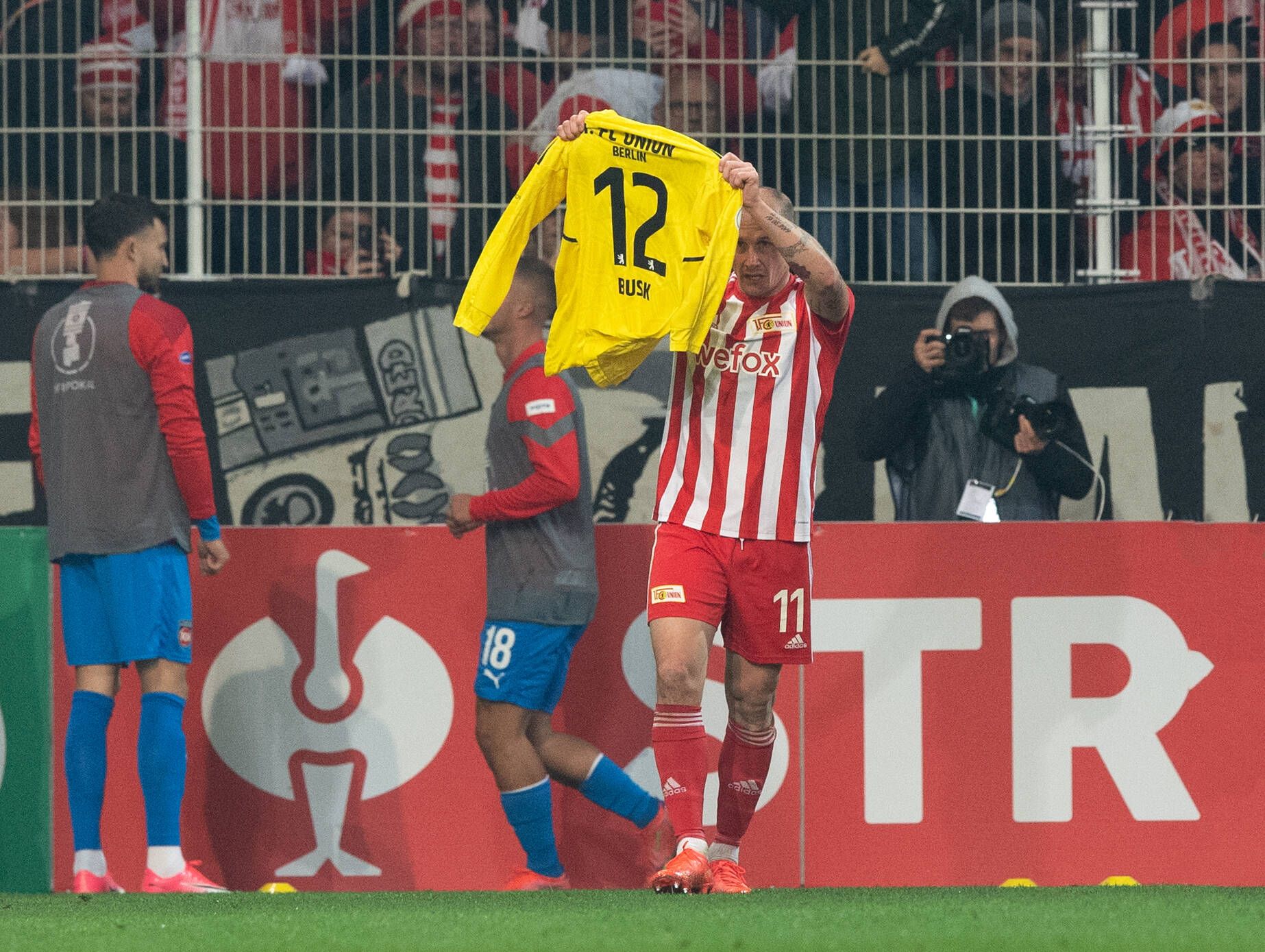 Image - Unions Torwart Jakob Busk lüftet das Geheimnis um Sven Michels Trikot-Jubel