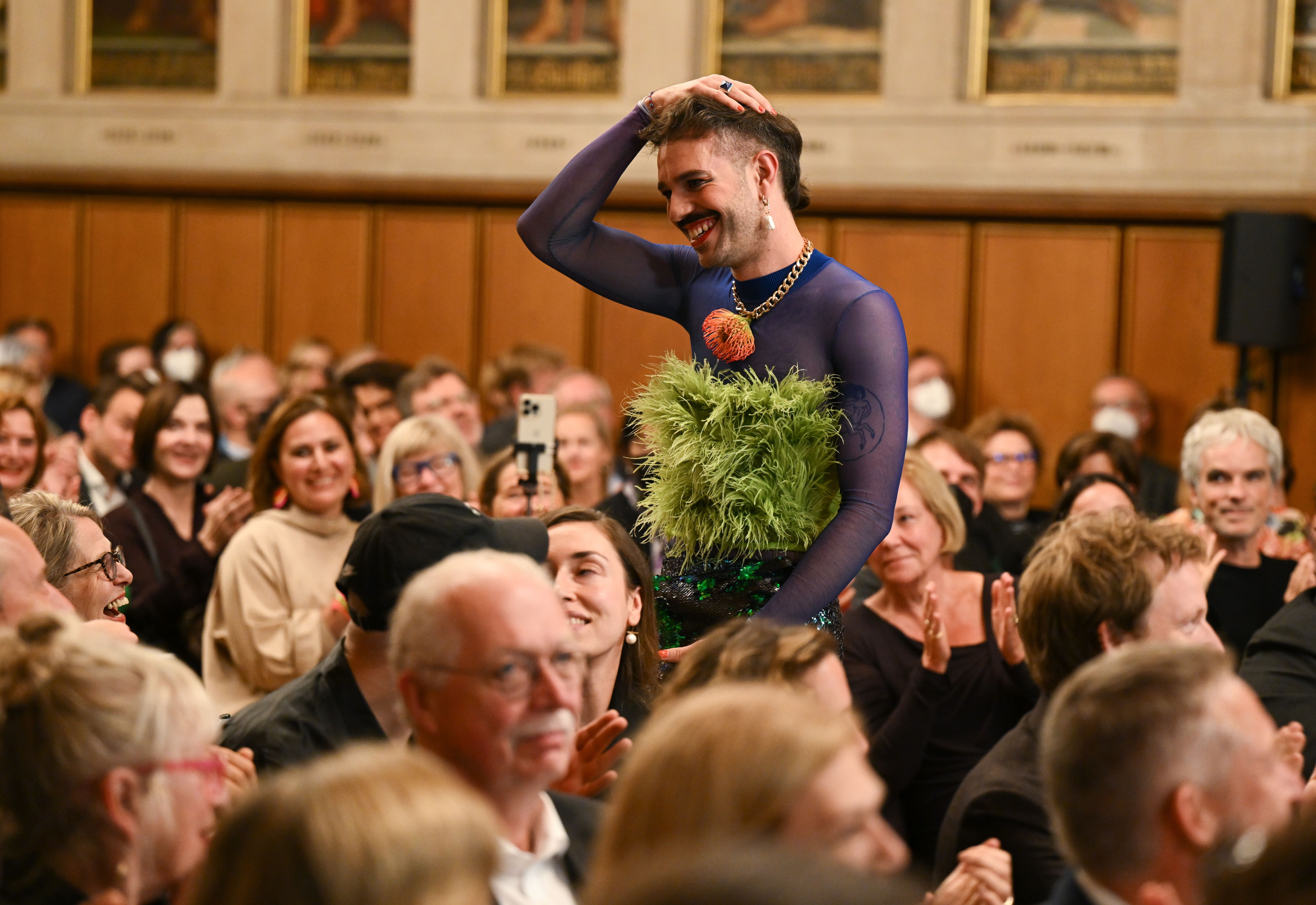 Hass und Gewalt nach Auszeichnung mit Deutschem Buchpreis: Sicherheitsdienst muss Literatur-Star Kim de l'Horizon beschützen