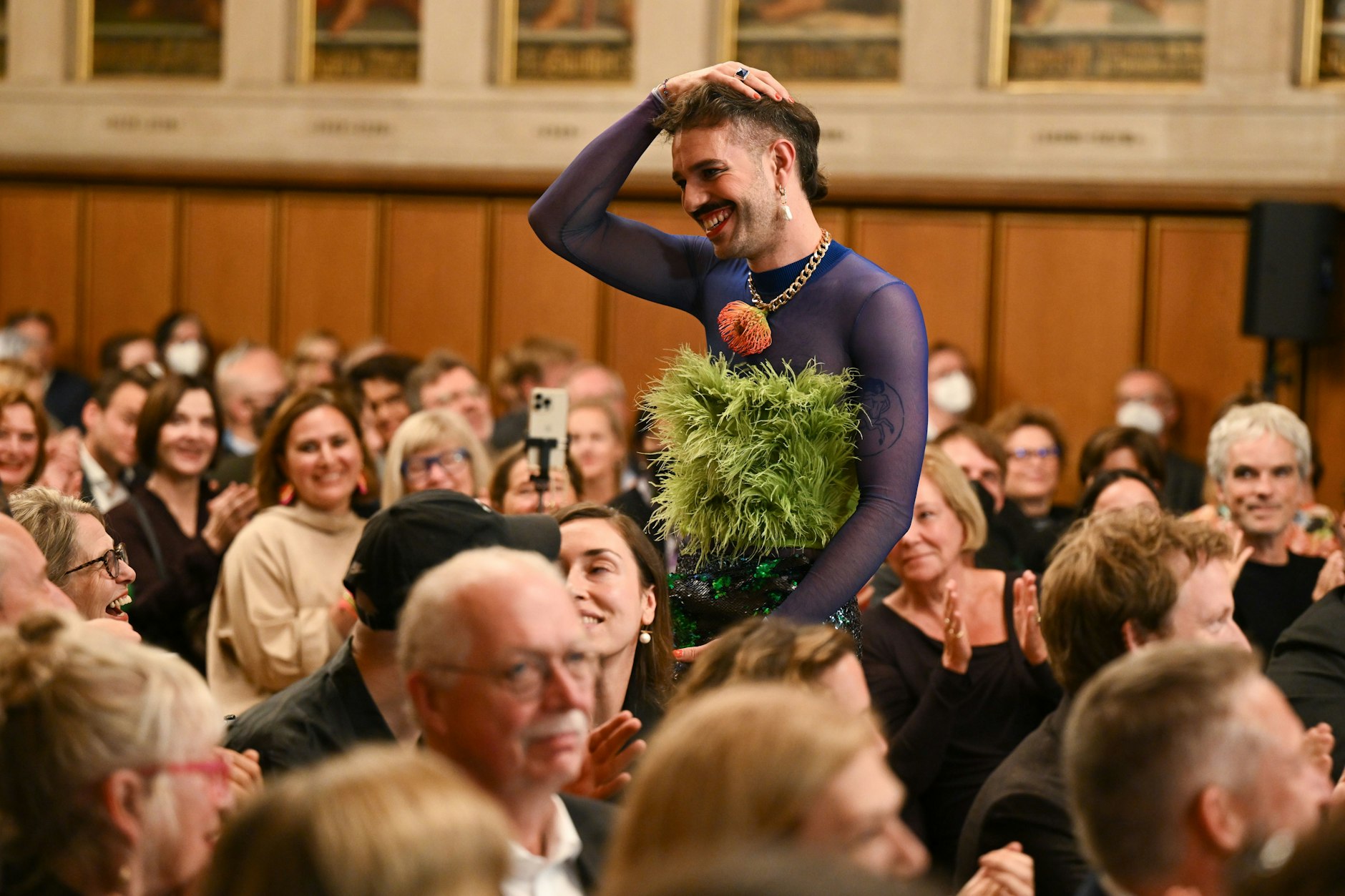 Kim de l'Horizon freut sich bei der Verleihung des Deutschen Buchpreises.