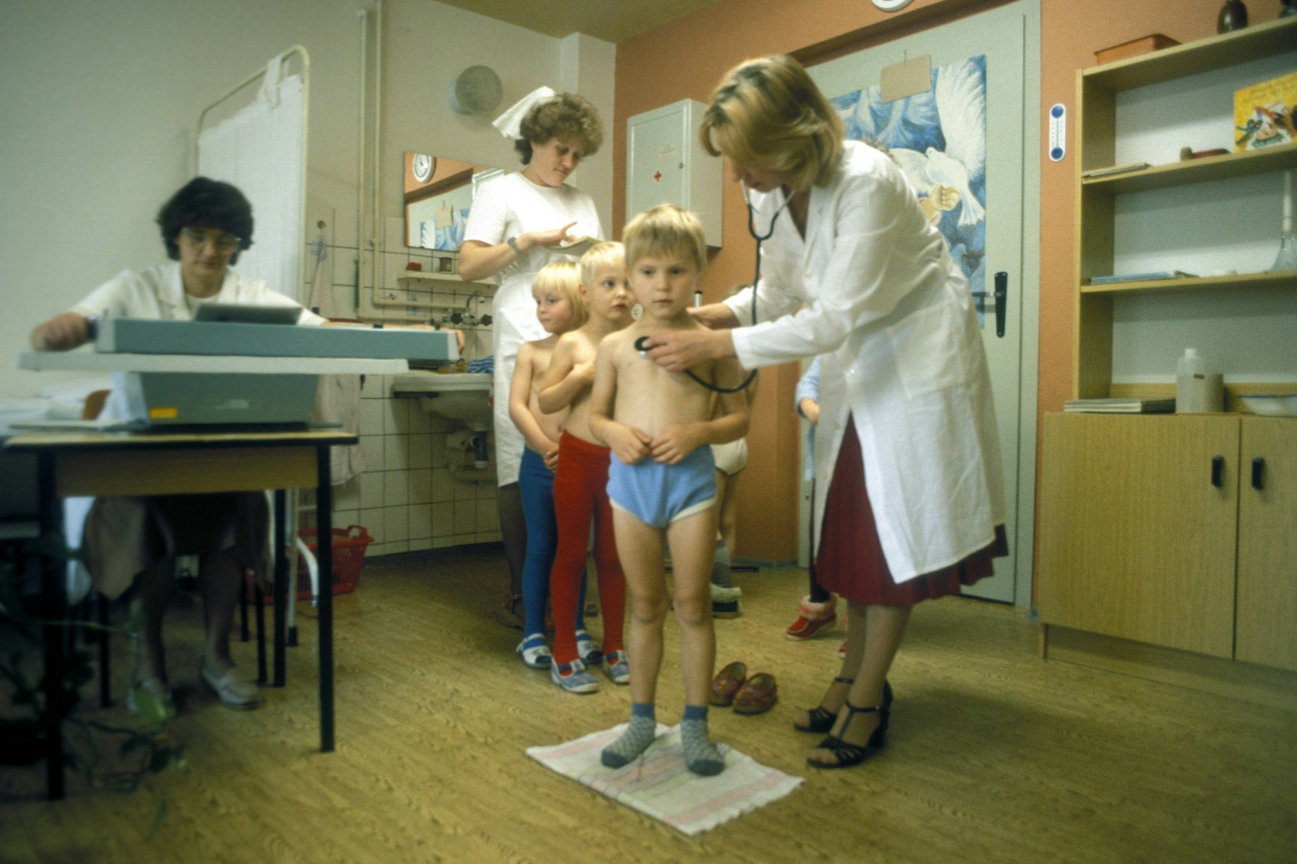 Reihenuntersuchung im Kindersanatorium Bad Muskau, 1978. Bei Kinderkuren war Privatsphäre nicht angesagt. Verschickte Kinder berichten oft von Scham und Gruppenzwang.&nbsp;