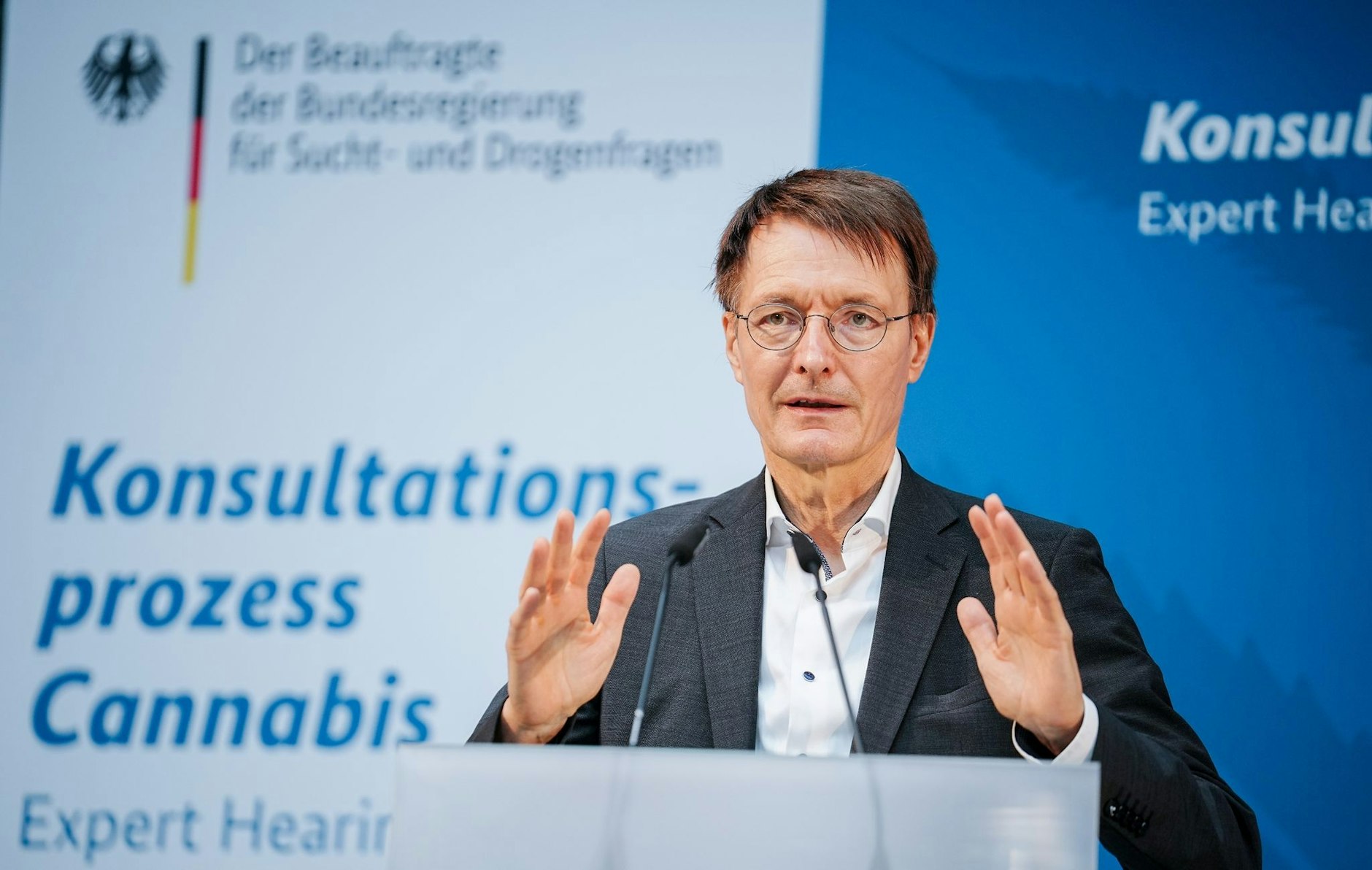 ARCHIV - Bundesgesundheitsminister Karl Lauterbach (SPD) spricht in Berlin über die geplante, kontrollierte Abgabe von Cannabis an Erwachsene.  