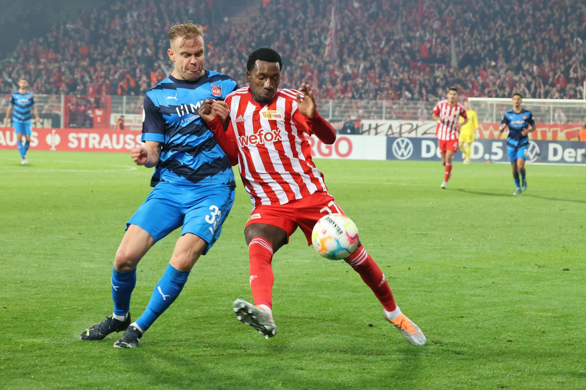 Hier muss sich Lennard Maloney (l.) mit der undankbaren Aufgaben befassen, Unions Sheraldo Becker zu stoppen.