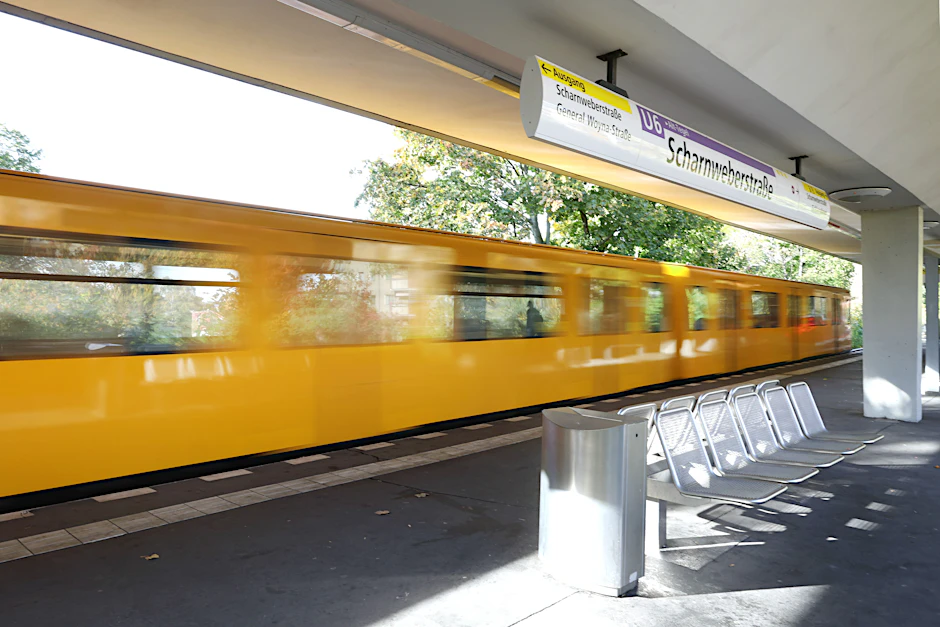 Ein Zug der U-Bahn-Linie U6 hält am U-Bahnhof Scharnweberstraße im Bezirk Reinickendorf. Vom 7. November an gibt es auch dort keinen Schienenverkehr mehr.&nbsp;