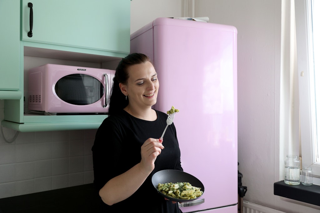 „Mal wieder broke“: Berlinerin zeigt auf TikTok, wie man beim Kochen