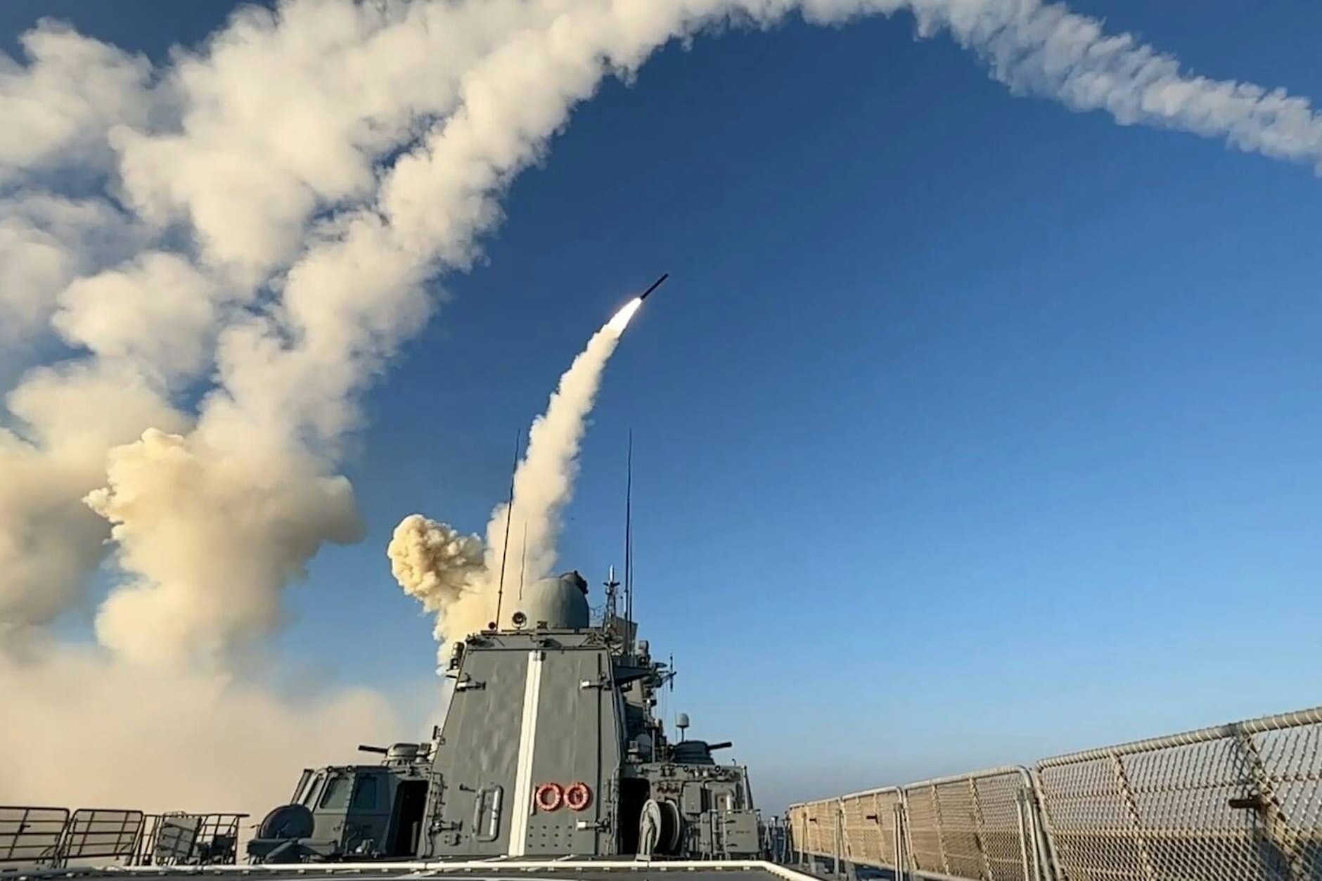 Russische Raketen werden gegen die Ukraine abgefeuert: Teile für die Waffen wurden offenbar auch von Deutschland nach Russland geschmuggelt.