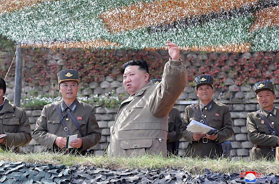 HANDOUT - Kim Jong Un bei einer Militärübung für Luftangriffe der koreanischen Volksarmee.  