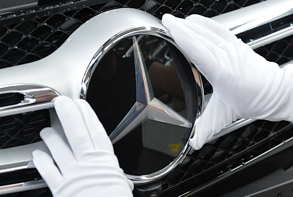 ARCHIV - Mercedes-Benz will seine Produktion in Zukunft effizienter gestalten - Microsoft soll dabei helfen.  