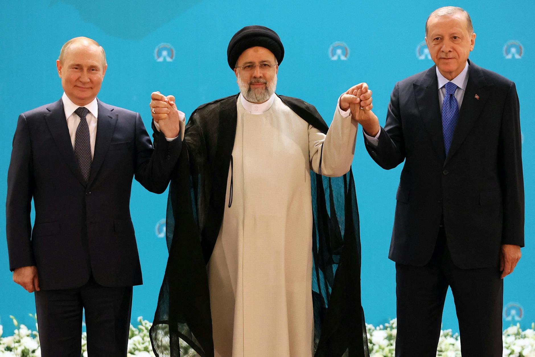 Drei beste Freunde der Diktatur: Russlands Präsident Wladimir Putin, Irans Präsident Ebrahim Raisi und der türkische Präsident Recep Tayyip Erdogan. 