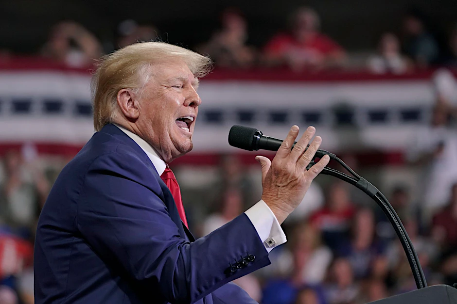 ARCHIV - Donald Trump bei einer Kundgebung in Pennsylvania. Dem ehemaligen US-Präsidenten geht es derzeit in gleich mehrerern Fällen juristisch an den Kragen.  