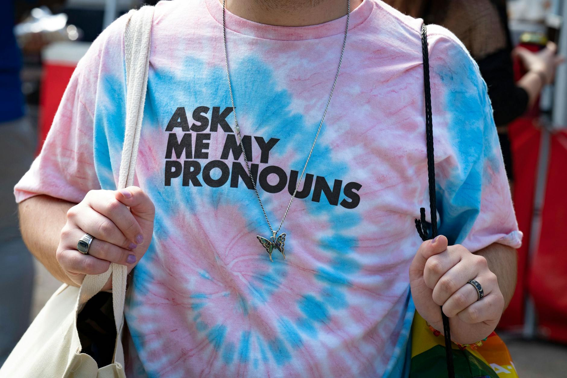T-Shirt mit Aufdruck: „Frag mich nach meinen Pronomen“ bei Pride Festival