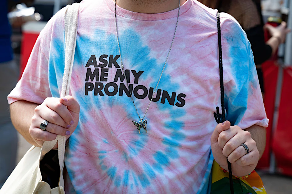 T-Shirt mit Aufdruck: „Frag mich nach meinen Pronomen“ bei Pride Festival