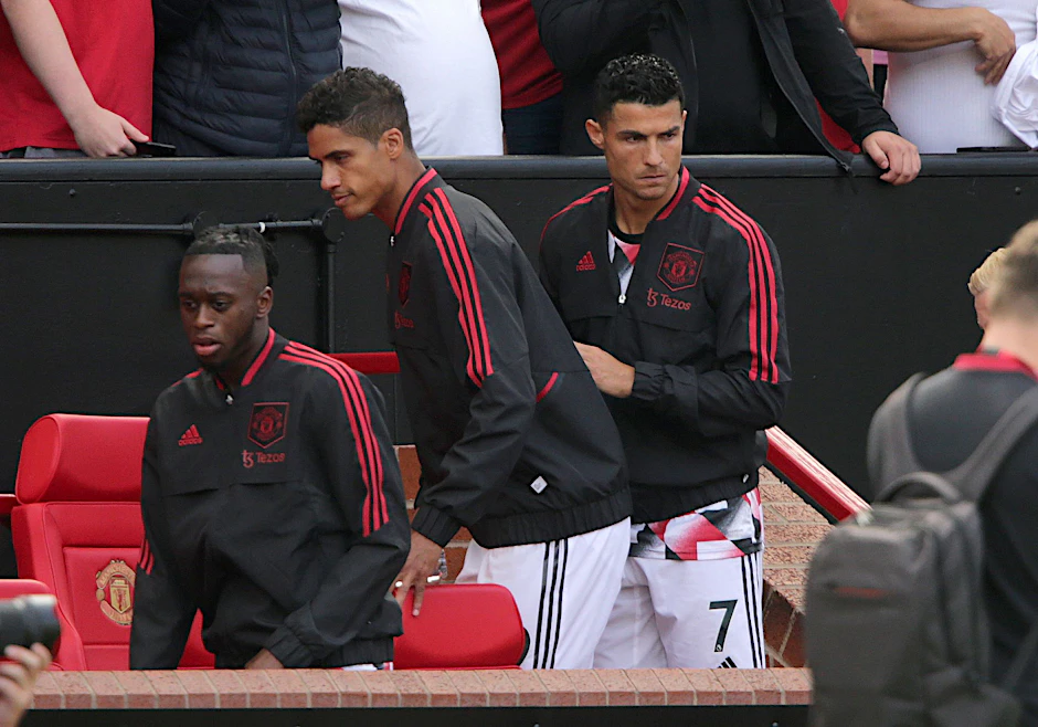 Cristiano Ronaldo (r) musste sich bei Manchester United erneut mit der Reservistenrolle zufrieden geben.