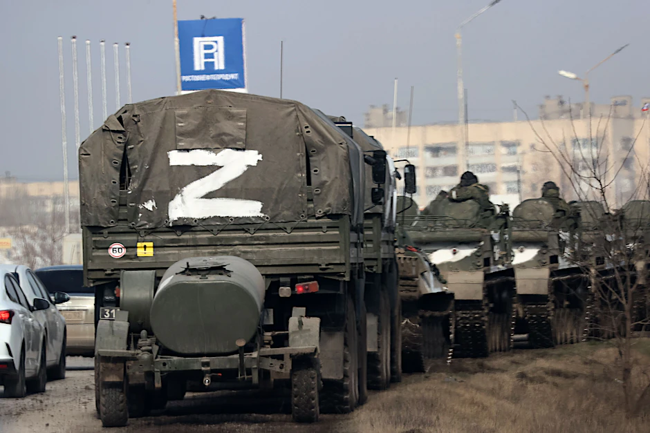 Eine Kolonne von Armee-Fahrzeugen fährt durch den nördlichen Teil der von Russland annektierten ukrainischen Halbinsel Krim.&nbsp;