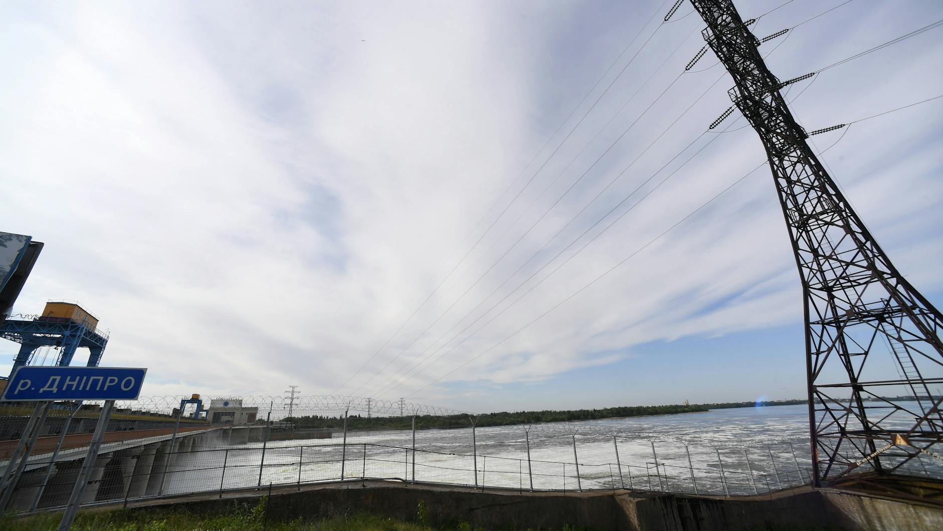 Blick auf das gigantische Bauwerk in Nowa Kachowka. Eine Sprengung würde enorme Zerstörungen verursachen und könnte das Atomkraftwerk in Saporischschja gefährden.