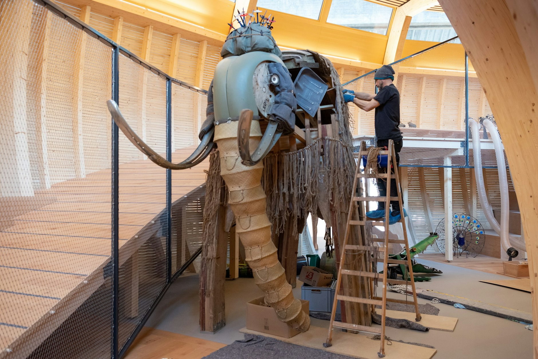 Da war es noch im Werden: Ein Künstler arbeitet an einem Elefanten der begehbaren Arche Noah in der Kinderwelt des Jüdischen Museums.