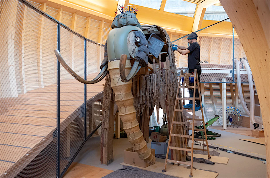 Da war es noch im Werden: Ein Künstler arbeitet an einem Elefanten der begehbaren Arche Noah in der Kinderwelt des Jüdischen Museums.