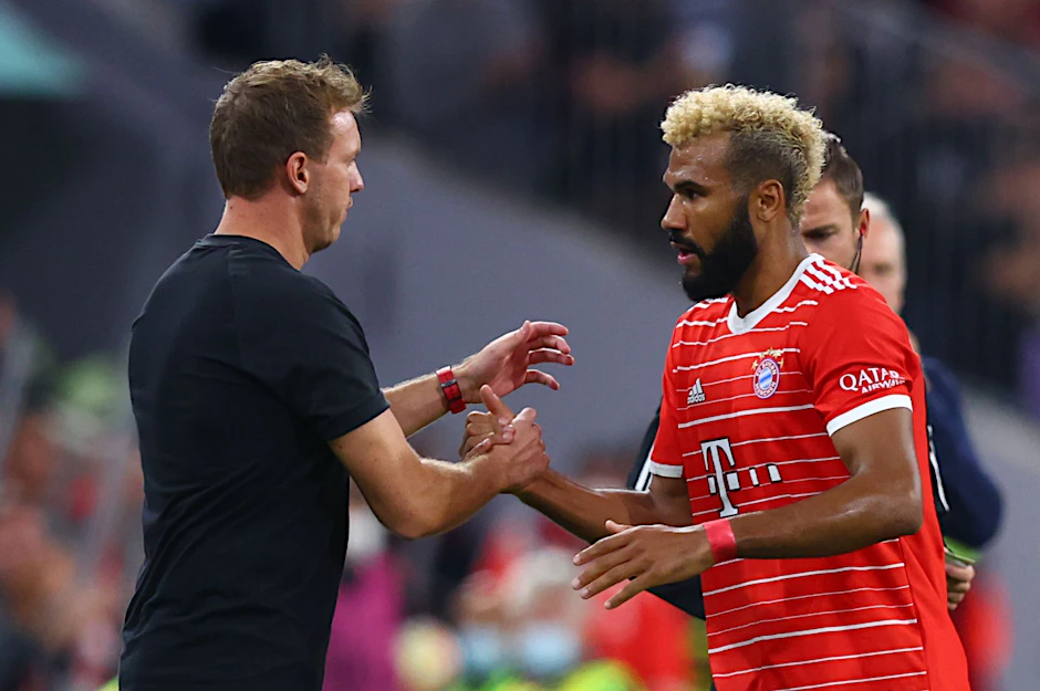Münchens Trainer Julian Nagelsmann bei der Auswechslung von Münchens Eric-Maxim Choupo-Moting.  