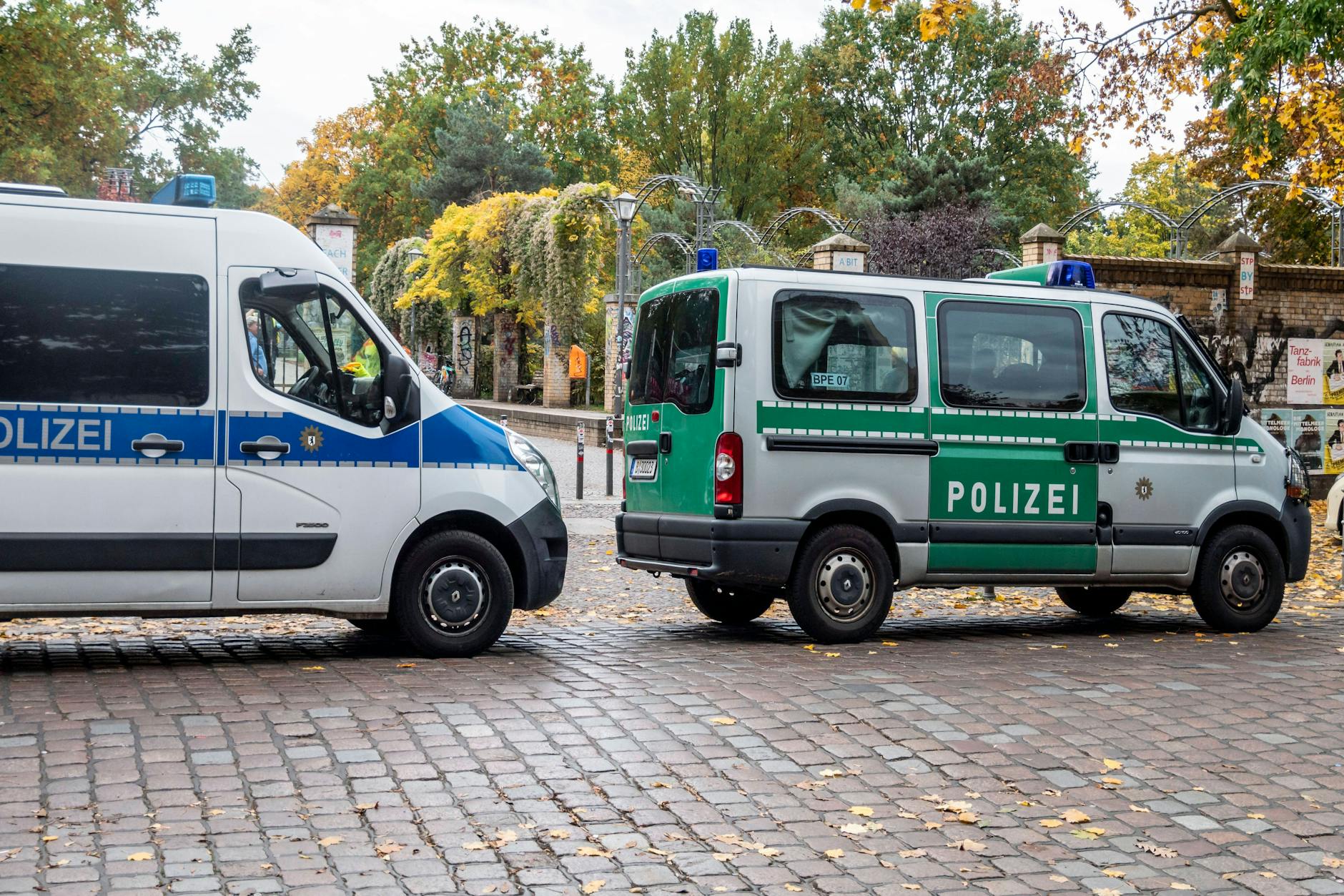Polizei-Autos stehen vor dem Görlitzer Park.
