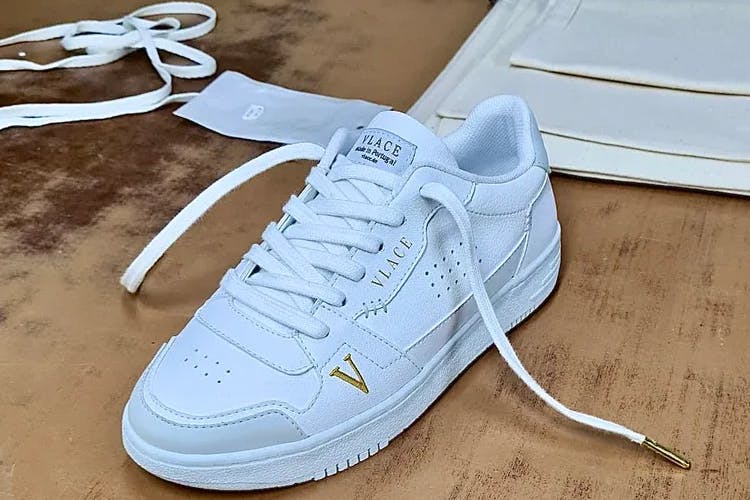 Nachhaltige Sneaker: Das Start-up Vlace entwirft Schuhe aus Resten der toskanischen Weinproduktion.