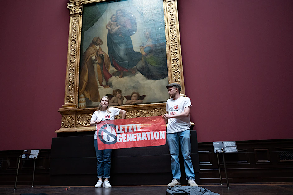 Zwei Umweltaktivisten der Gruppe „Letzte Generation“ klebten sich an der Sixtinischen Madonna fest.