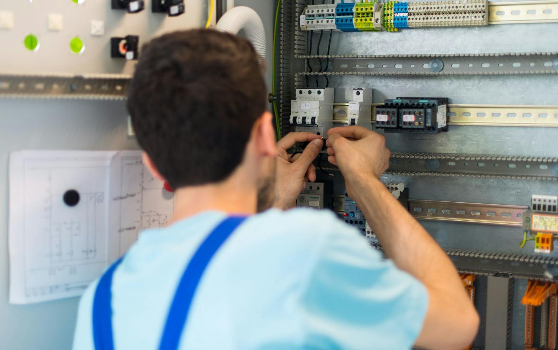 ARCHIV - Der 19-jährige Mohammad aus Afghanistan arbeitet im Ausbildungszentrum der Siemens Professional Education an der Verdrahtung eines Schaltschranks. ld/dpa