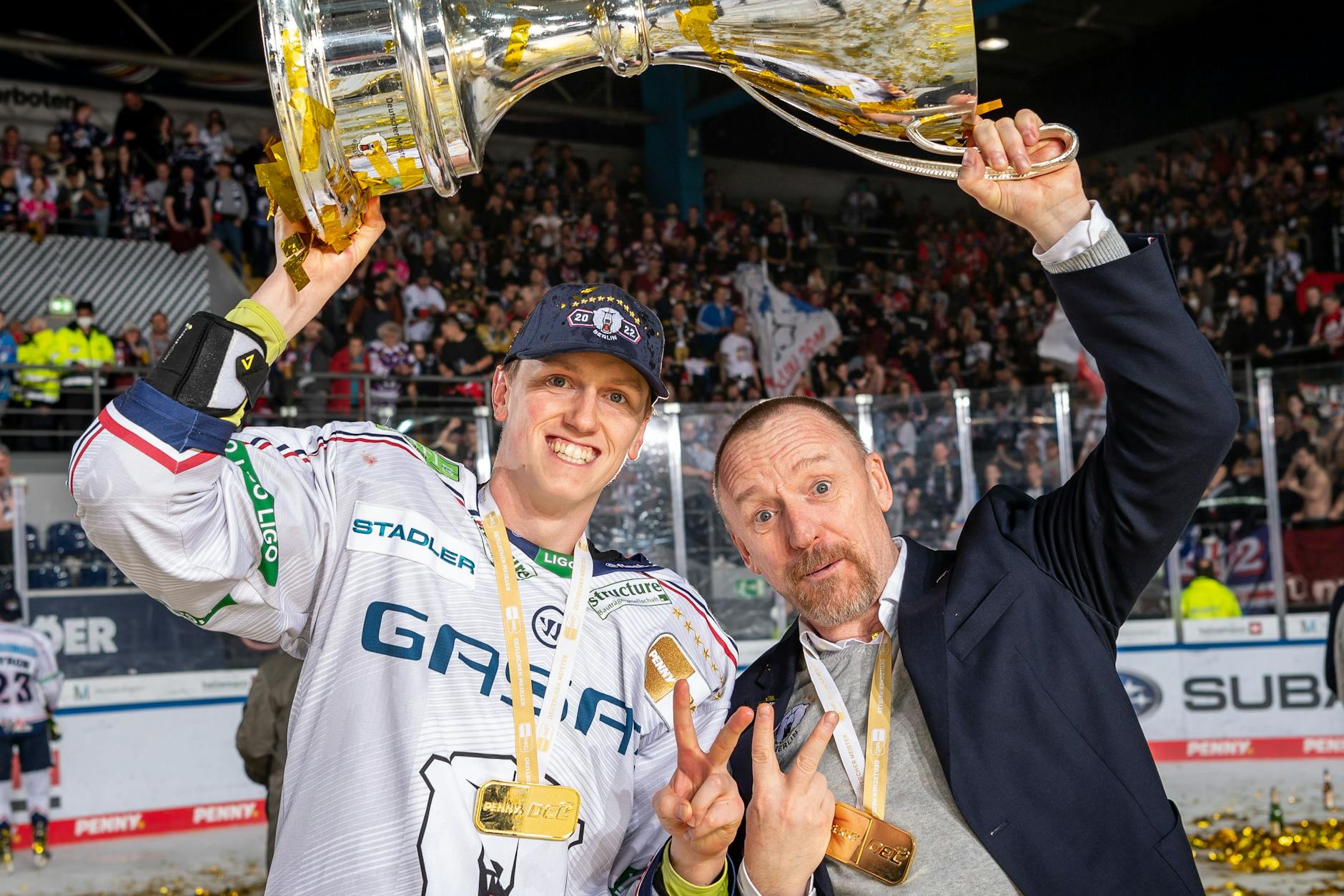 Sebastian (l.) und Craig Streu zeigen es im Mai 2022 an: Zum zweiten Mal haben die beiden zusammen Grund zur Meister-Feier.