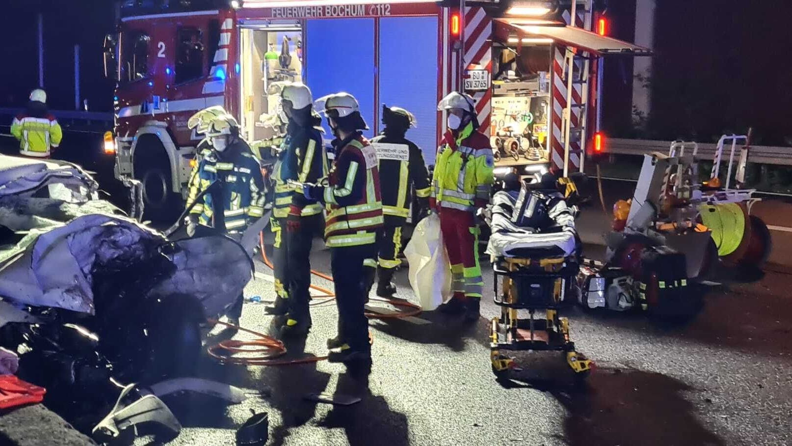 Zwei Menschen konnten die Rettungskräfte nach dem Horror-Unfall auf der A40 bei Bochum nicht mehr retten.