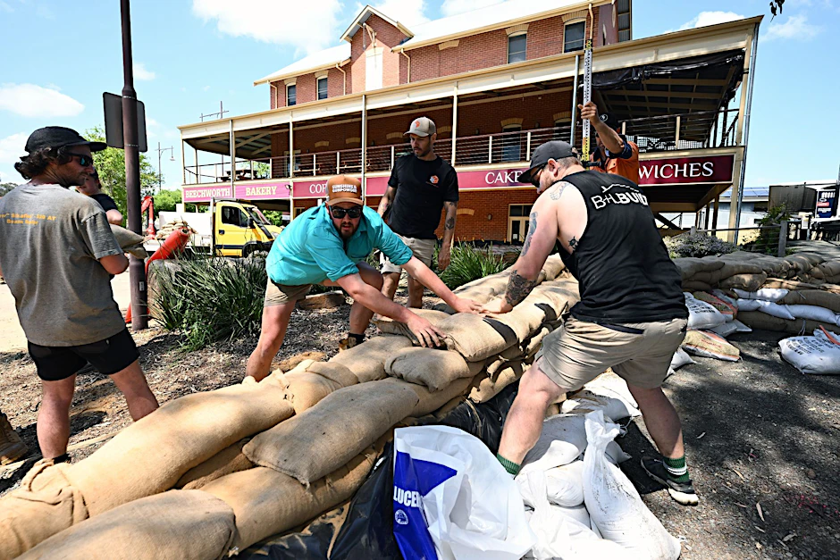 Freiwillige Helfer befüllen Sandsäcke vor der Beechworth Bakery Seymour.  