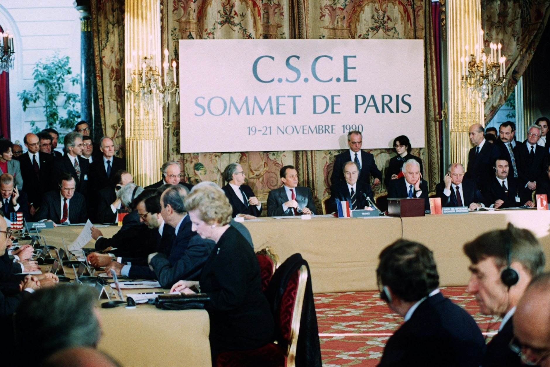 Blick in den Konferenzraum am Eröffnungstag der Pariser Charta, 1990.
