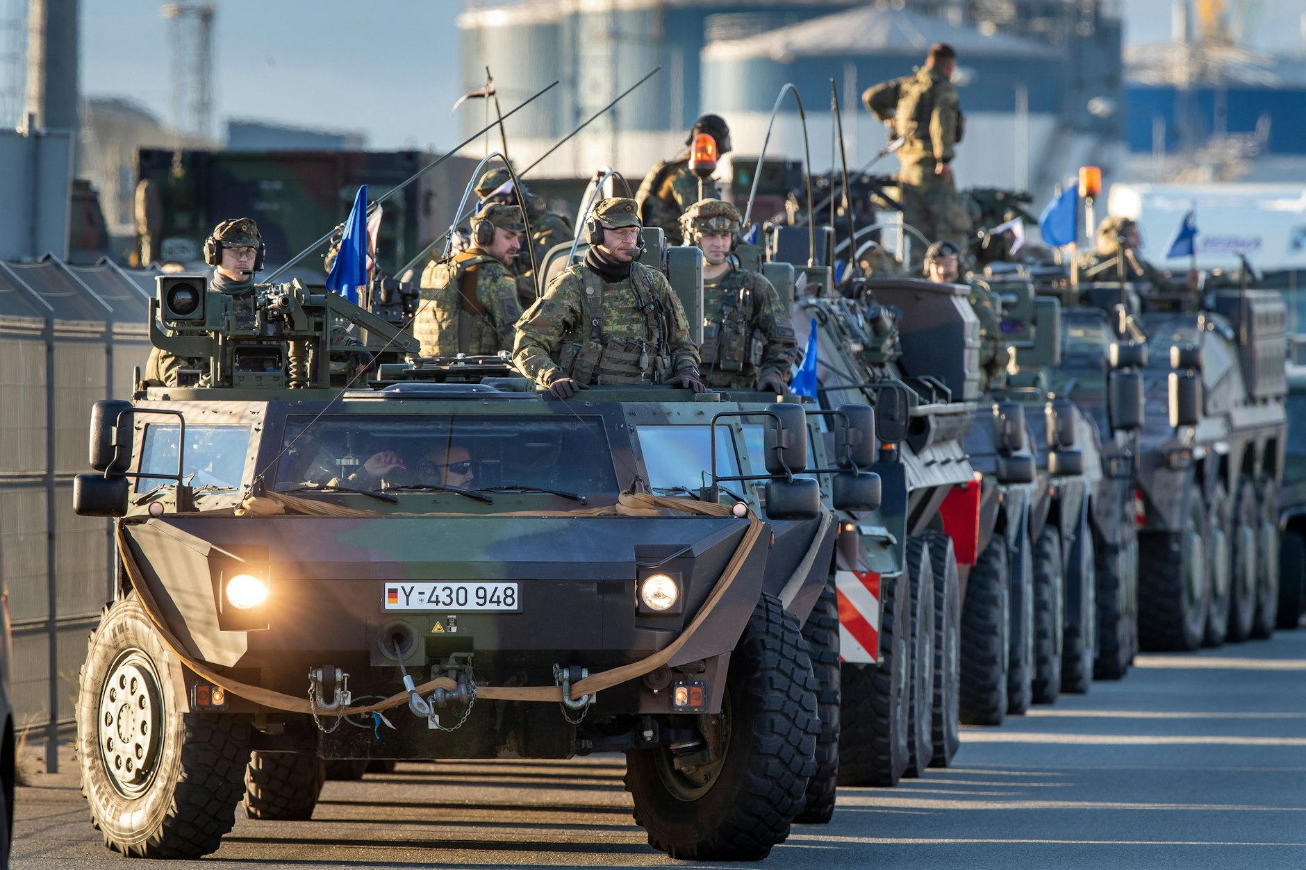 Die 41. Infanteriebrigade der Bundeswehr bei ihrer Ankunft im litauischen Seehafen Klaipeda. Die Gefechtsgruppe des in Litauen stationierten Nato-Forward-Forces-Bataillons wird von Deutschland angeführt, dessen Bemühungen um eine Aufstockung der Streitkräfte fortgesetzt werden.
