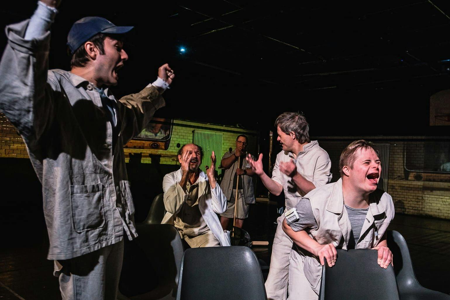 „Einer flog über das Kuckucksnest“ nach dem Roman von Ken Kesey und dem Film von <a href="https://de.wikipedia.org/wiki/Milo%C5%A1_Forman">Miloš Forman</a>, inszeniert von Leander Haußmann mit dem Rambazamba-Theater (Amil Merickan, Norbert Stöß, Christian Behrend, Sebastian Urbanski und Jonas Sippel, v.l.)