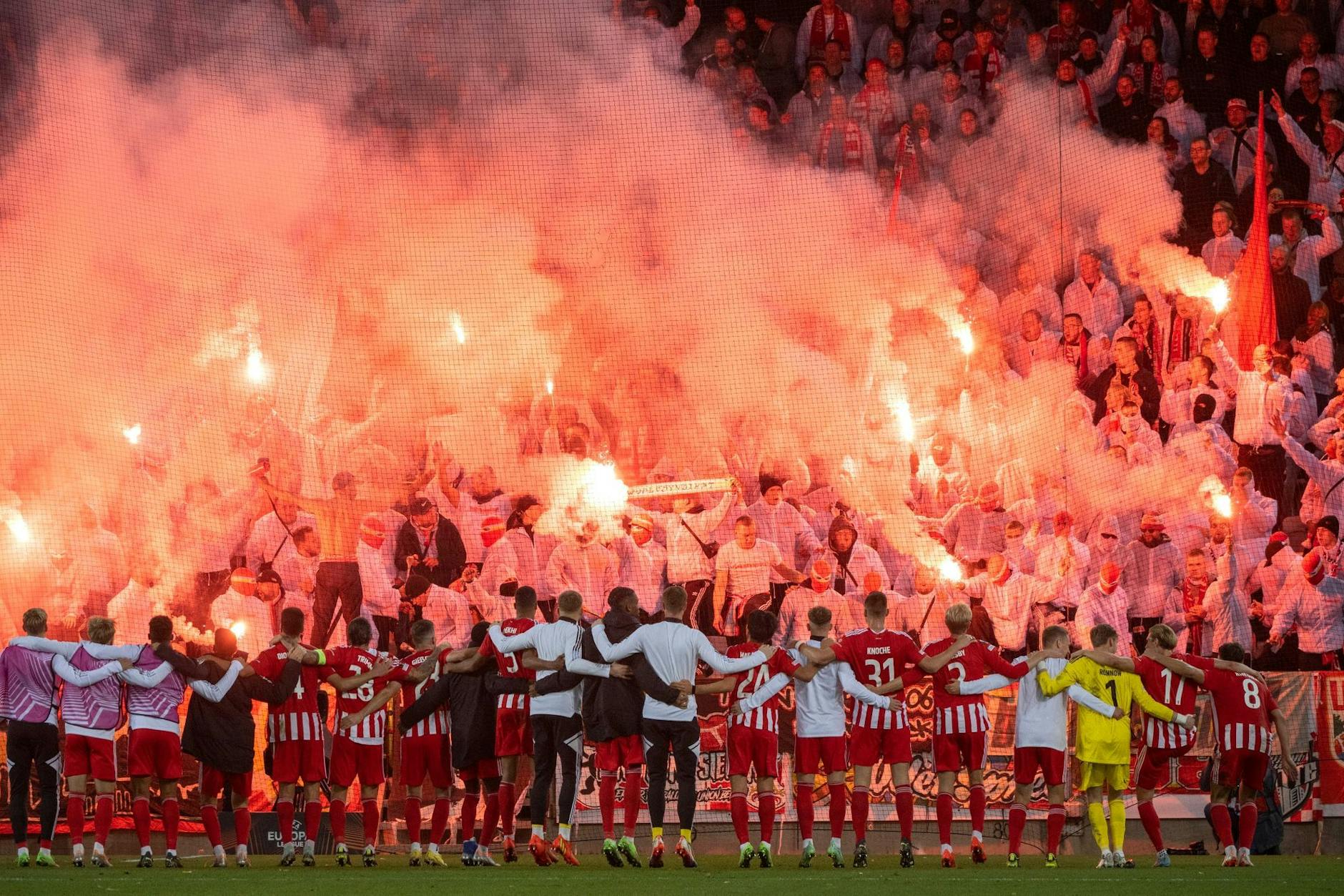 Teures Vergnügen! Unions Fans zündelten in Malmö und wurden jetzt für das nächste Europa-League-Spiel auswärts ausgesperrt.