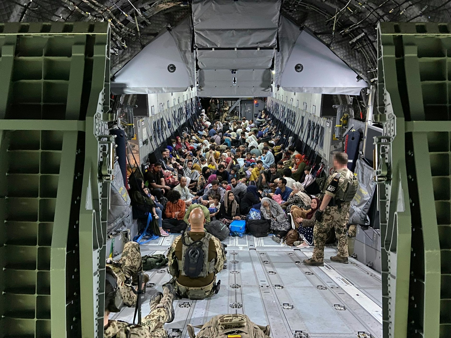 ARCHIV - Geflüchtete aus Afghanistan sitzen in einem Airbus A400M der Bundeswehr.  
