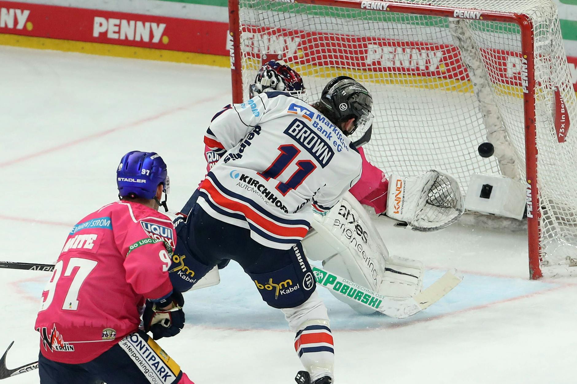 So einfach geht gerade das Toreschießen gegen die Eisbären: Iserlohns Chris Brown hat keine Mühe, zum 4:1 einzunetzen.