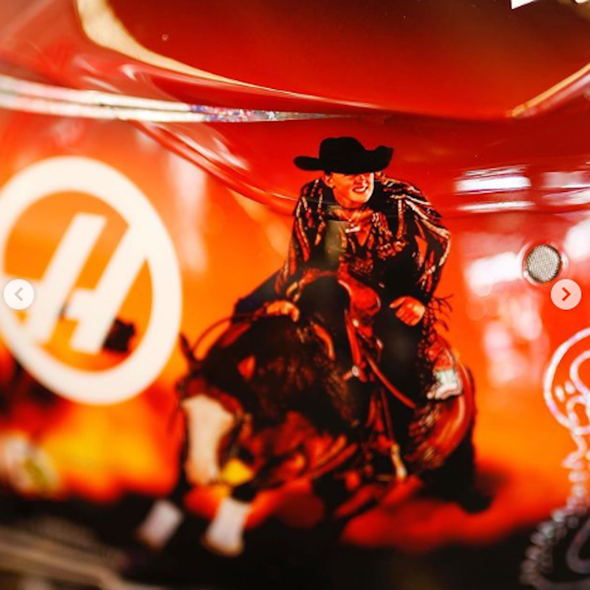 Auf dem Helm von Mick Schumacher für das Formel-1-Rennen in Austin sind Bilder seiner Schwester Gina.