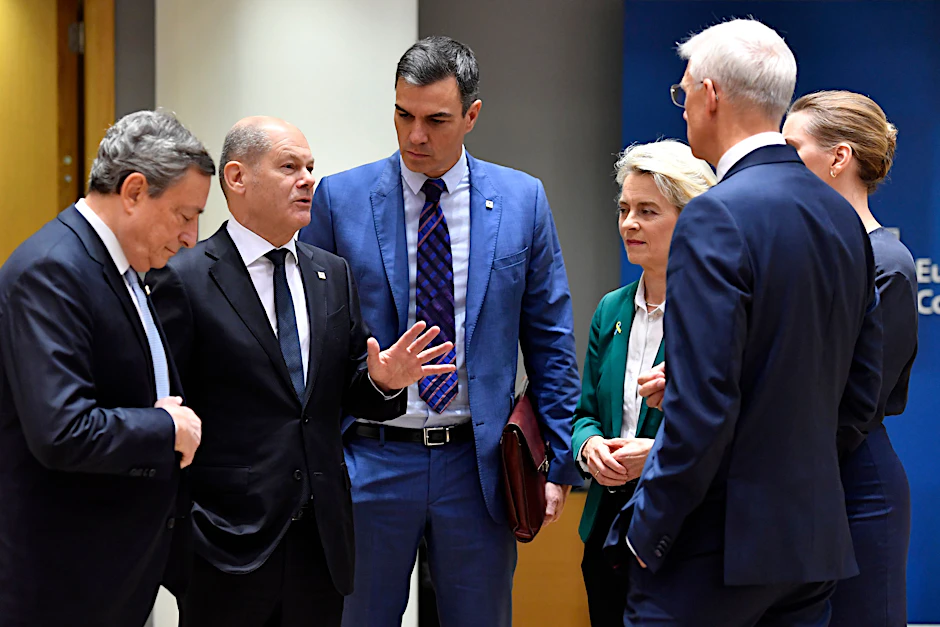 Die Regierungschefs Europas während eines Treffens am runden Tisch auf einem EU-Gipfel in Brüssel.